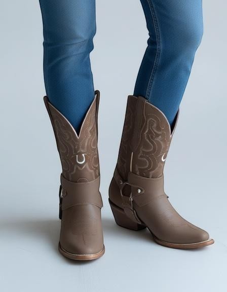 Botas vaqueras RAVAC El General para mujer en piel nobuck color camel con bordados decorativos y estilo western
