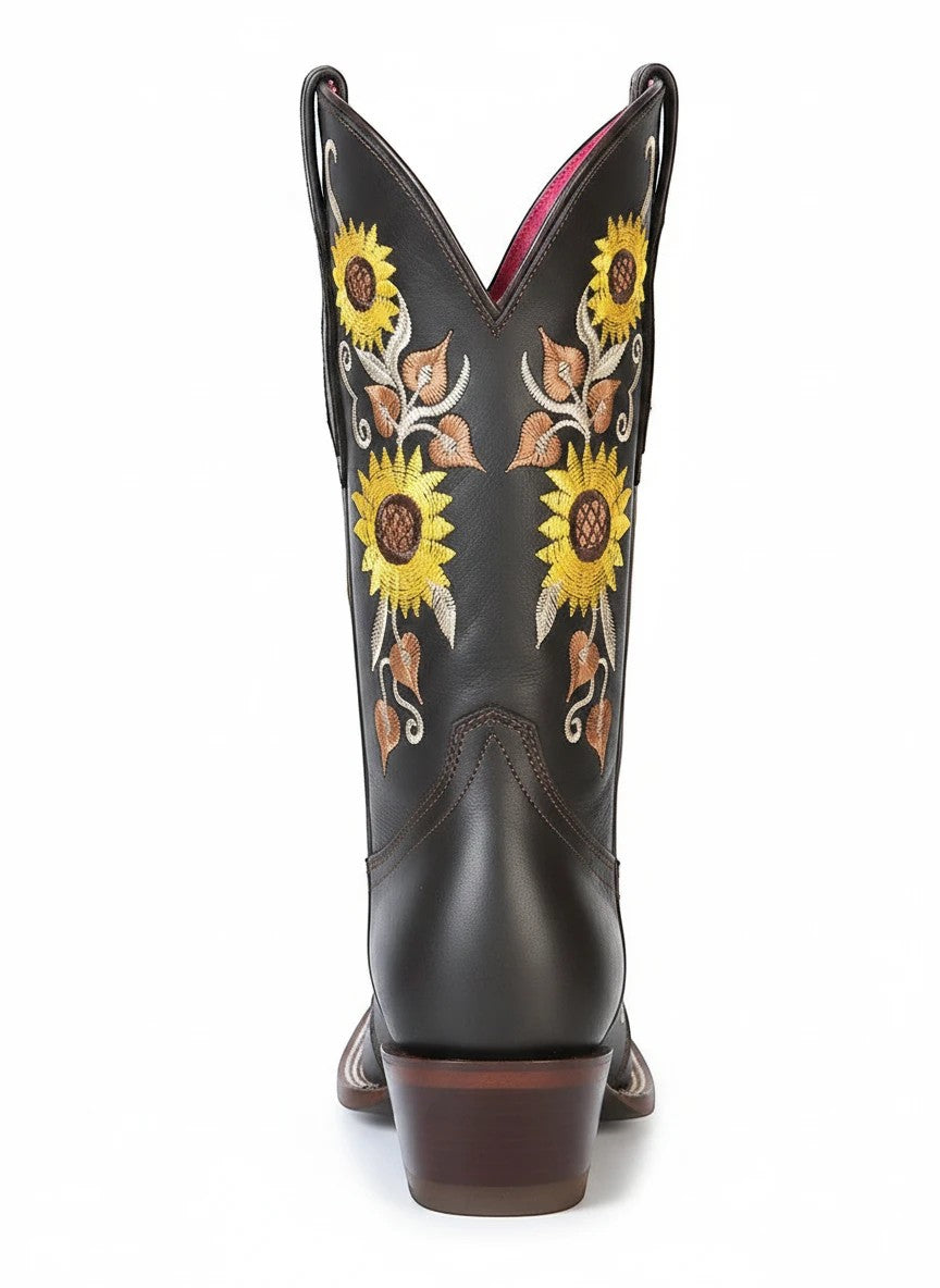 Bota vaquera RAVAC para mujer en piel café con bordado de girasoles amarillos y diseño western de caña alta.