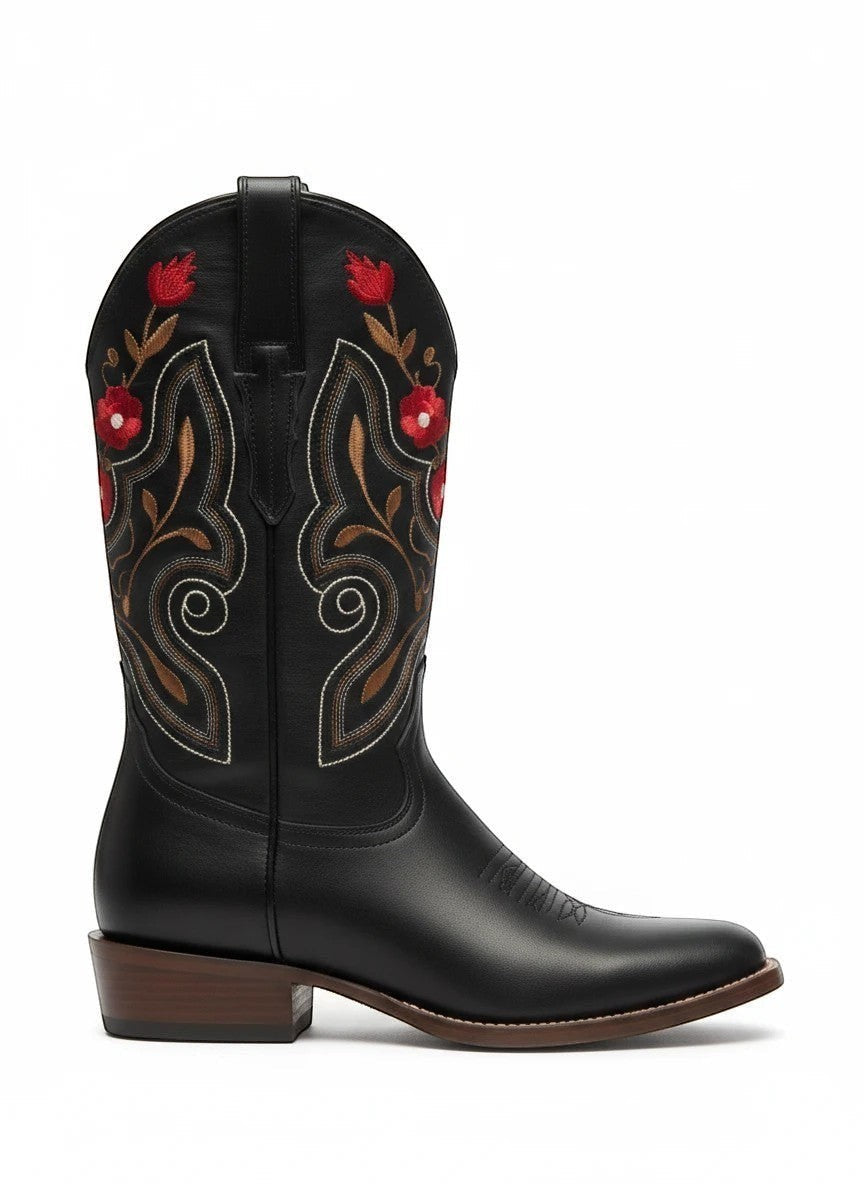 Bota vaquera RAVAC para mujer en piel negra con bordado floral rojo y detalles artesanales en caña alta