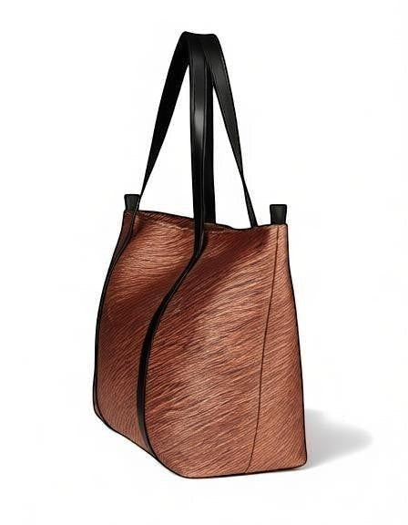Bolsa de mujer RAVAC estilo western en color café con textura y asas negras, diseño elegante y versátil.