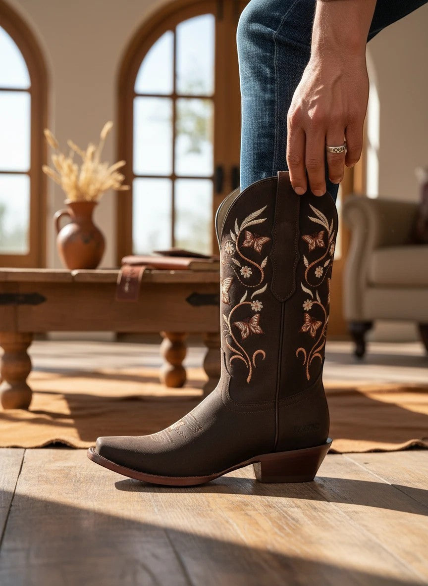 Bota vaquera RAVAC para mujer en piel nobuck café con bordado de flores y mariposas estilo western