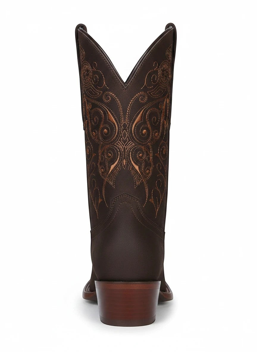Bota vaquera de mujer RAVAC El General en piel nobuck café con bordados detallados en la caña, vista trasera.