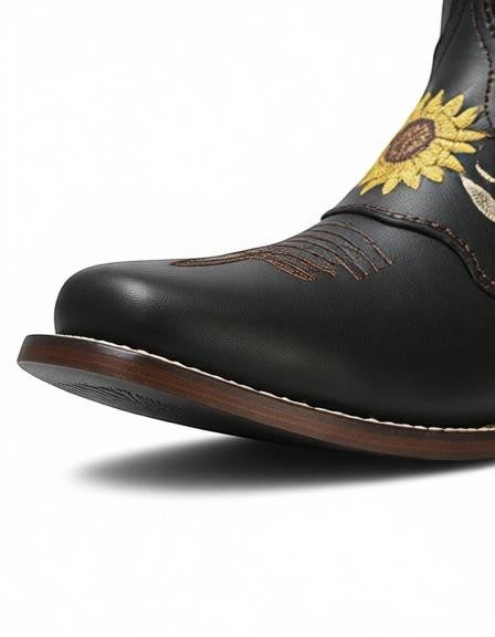 Bota vaquera RAVAC para mujer en piel color café con bordado detallado de girasol en el empeine y estilo western