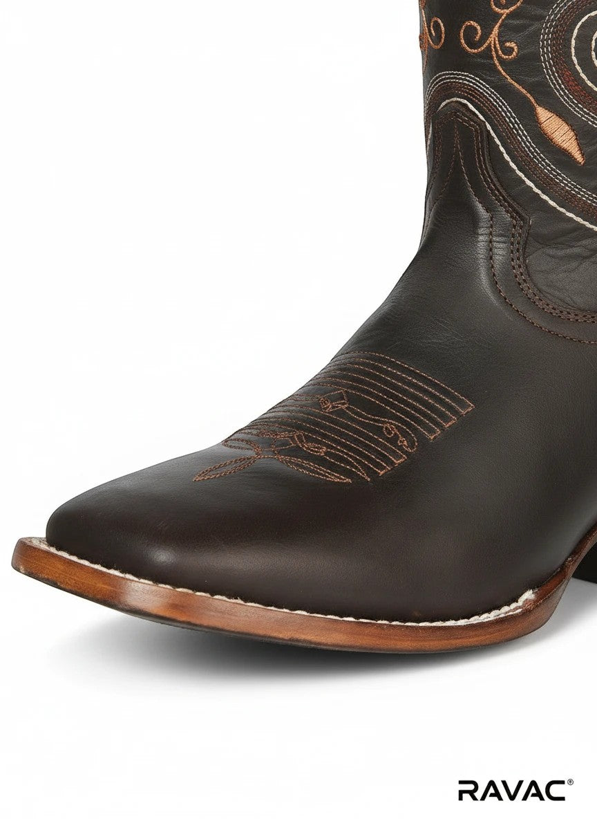 Bota vaquera de mujer RAVAC en piel bovino color café con bordados detallados y punta cuadrada