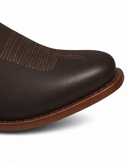 Detalle de la punta de bota vaquera RAVAC para mujer en piel bovino nobuck color café con costuras decorativas