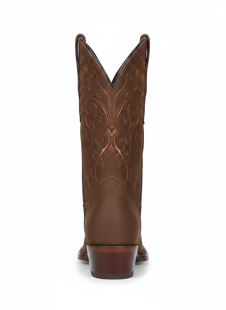 Bota vaquera de mujer RAVAC El General en piel nobuck color camel con bordados detallados en la caña, vista trasera.
