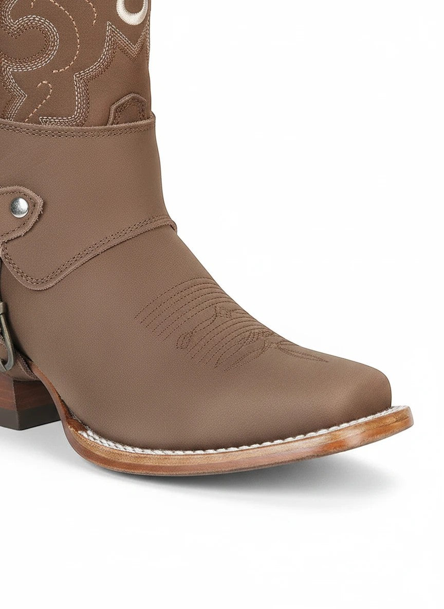 Bota vaquera RAVAC El General para mujer en piel nobuck color camel con bordados y detalle de hebilla lateral