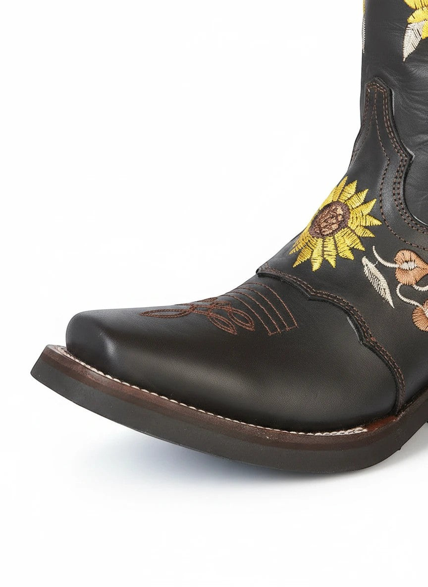 Bota vaquera RAVAC de mujer en piel nobuck café con bordado de girasoles y detalles estilo western