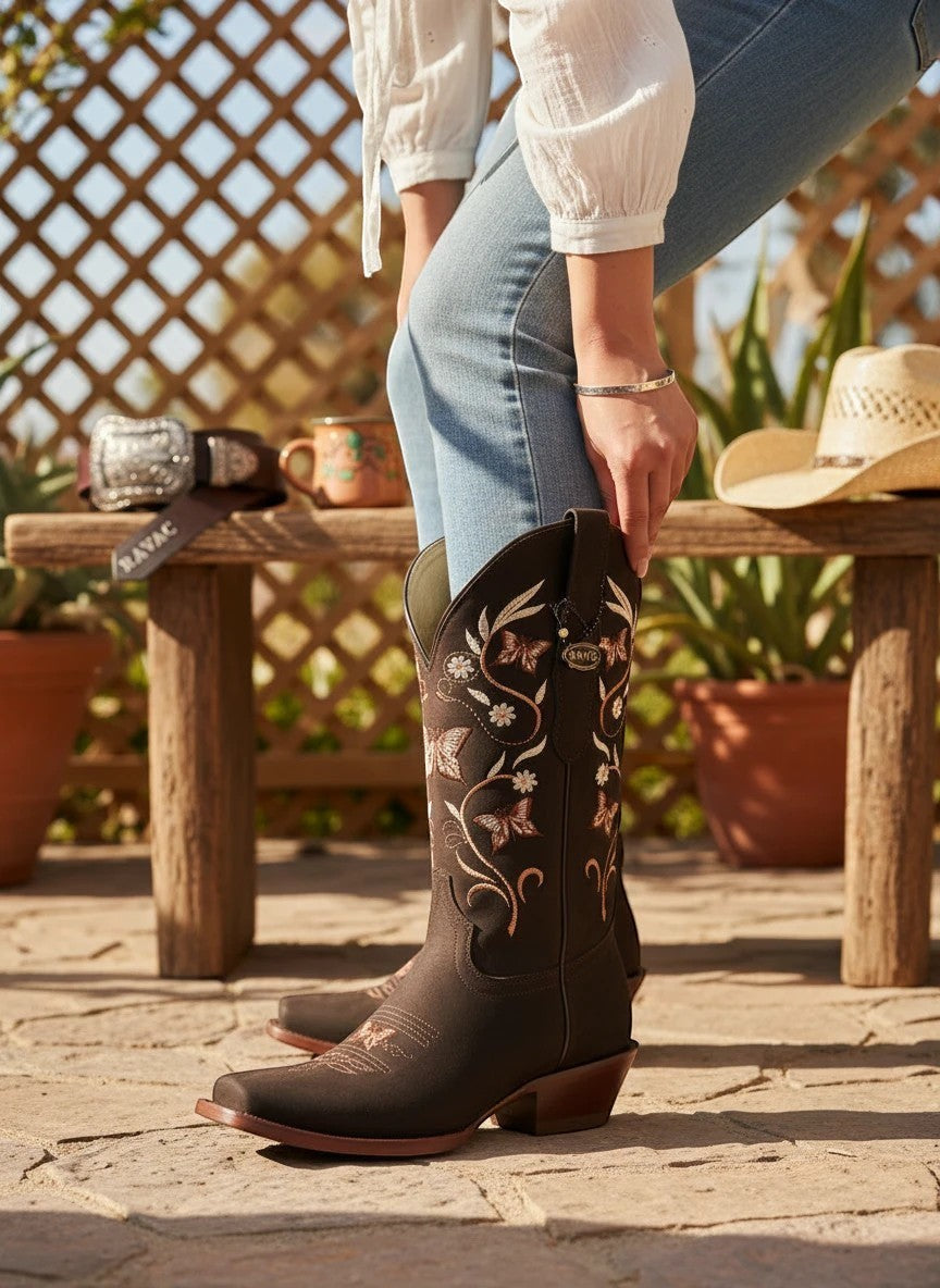 Bota vaquera RAVAC El General de piel nobuck café con bordado de flores y mariposas para mujer en estilo western