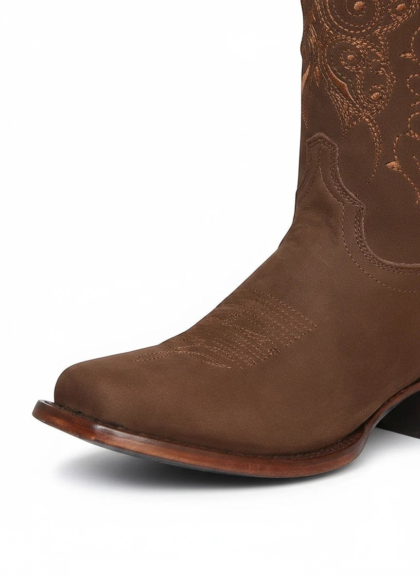 Bota vaquera RAVAC El General para mujer en piel nobuck color camel con bordados detallados estilo western