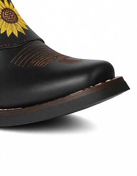 Bota vaquera RAVAC de piel nobuck café con bordado de girasol amarillo en el empeine y costuras decorativas