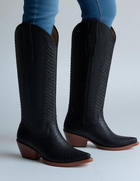 Botas vaqueras RAVAC para mujer en color negro con textura de piel exótica y tacón de madera